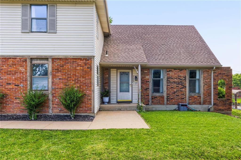 5233 NW Old Pike Road, Gladstone, MO 64118