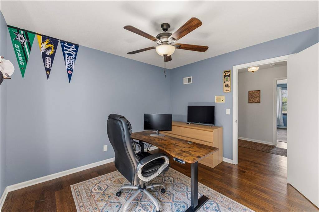 5233 NW Old Pike Road, Gladstone, MO 64118