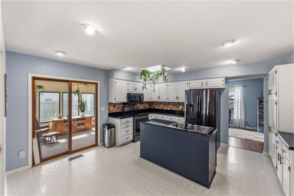 5233 NW Old Pike Road, Gladstone, MO 64118