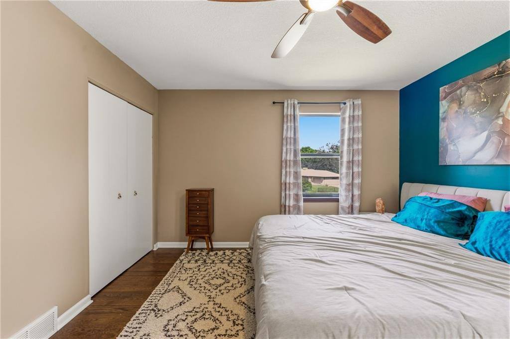 5233 NW Old Pike Road, Gladstone, MO 64118