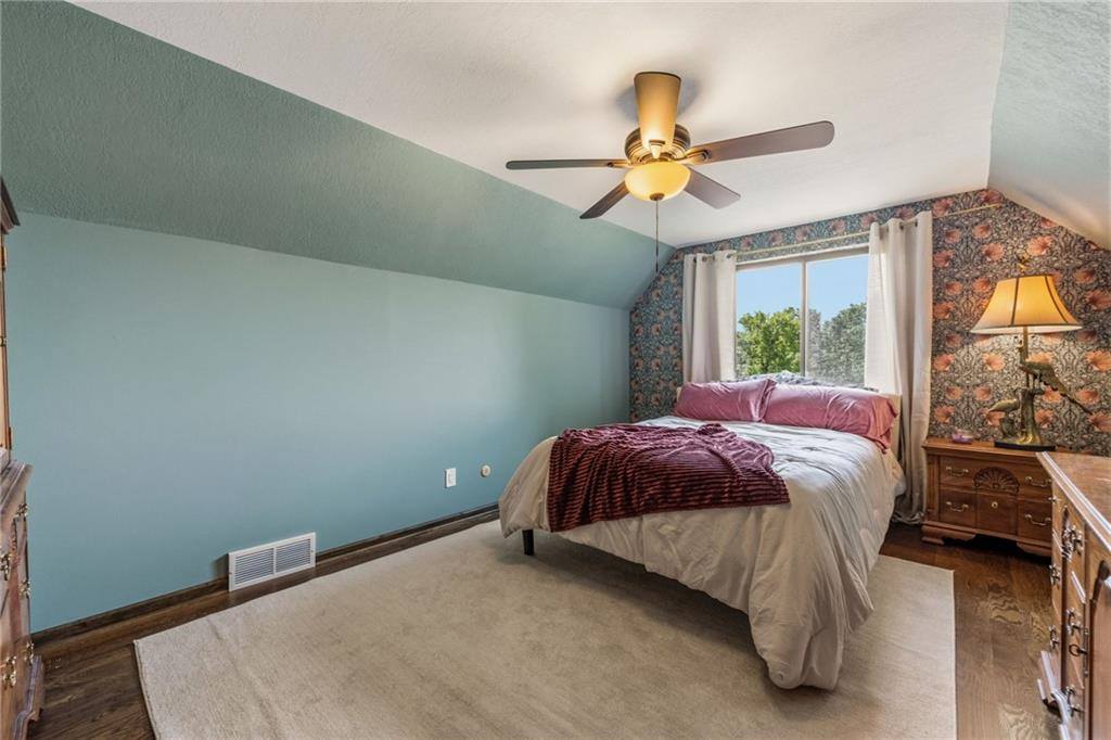5233 NW Old Pike Road, Gladstone, MO 64118