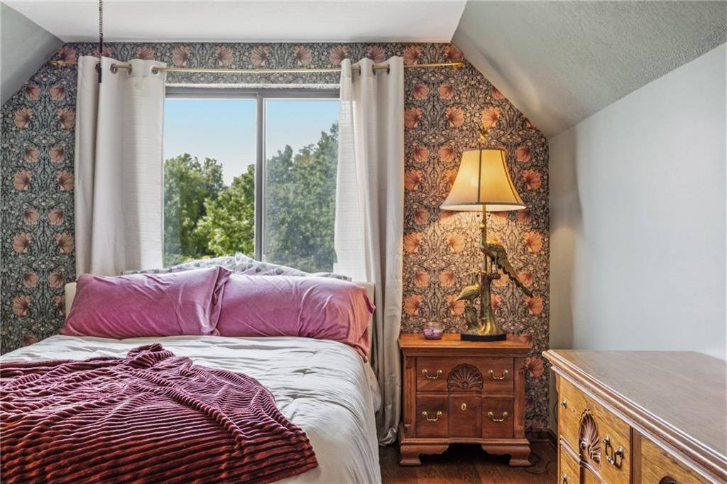 5233 NW Old Pike Road, Gladstone, MO 64118