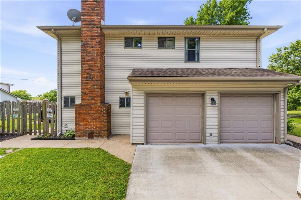 5233 NW Old Pike Road, Gladstone, MO 64118
