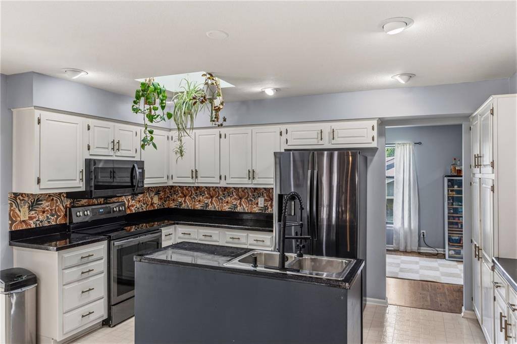 5233 NW Old Pike Road, Gladstone, MO 64118