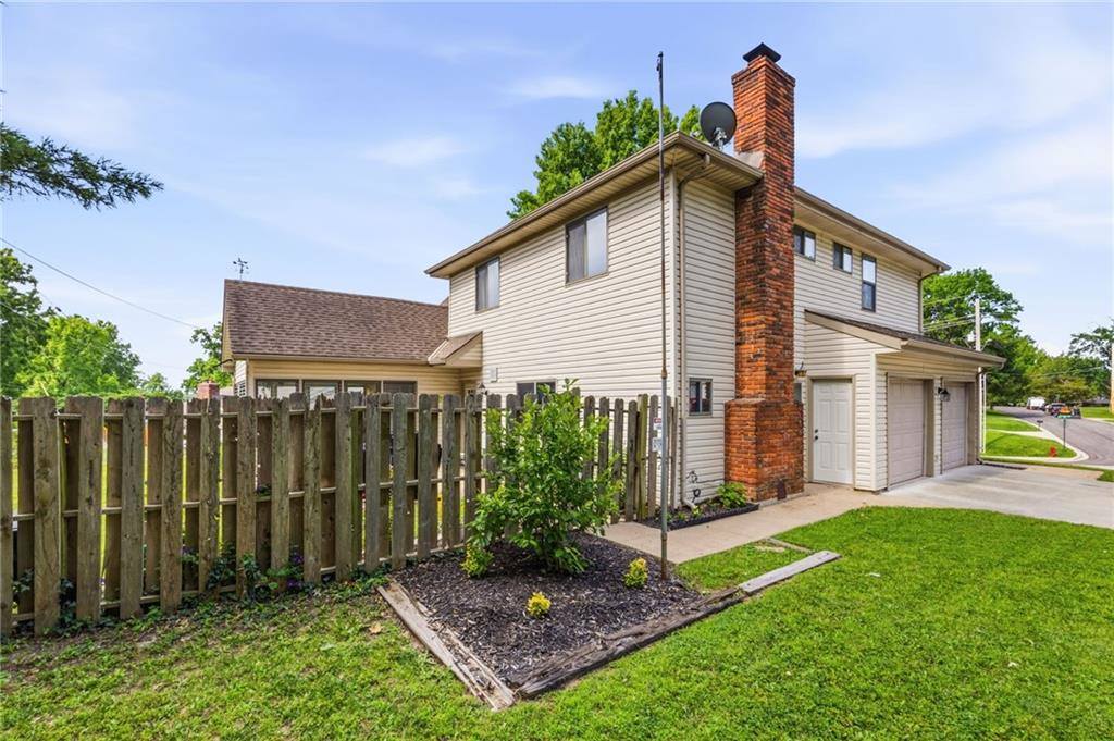 5233 NW Old Pike Road, Gladstone, MO 64118