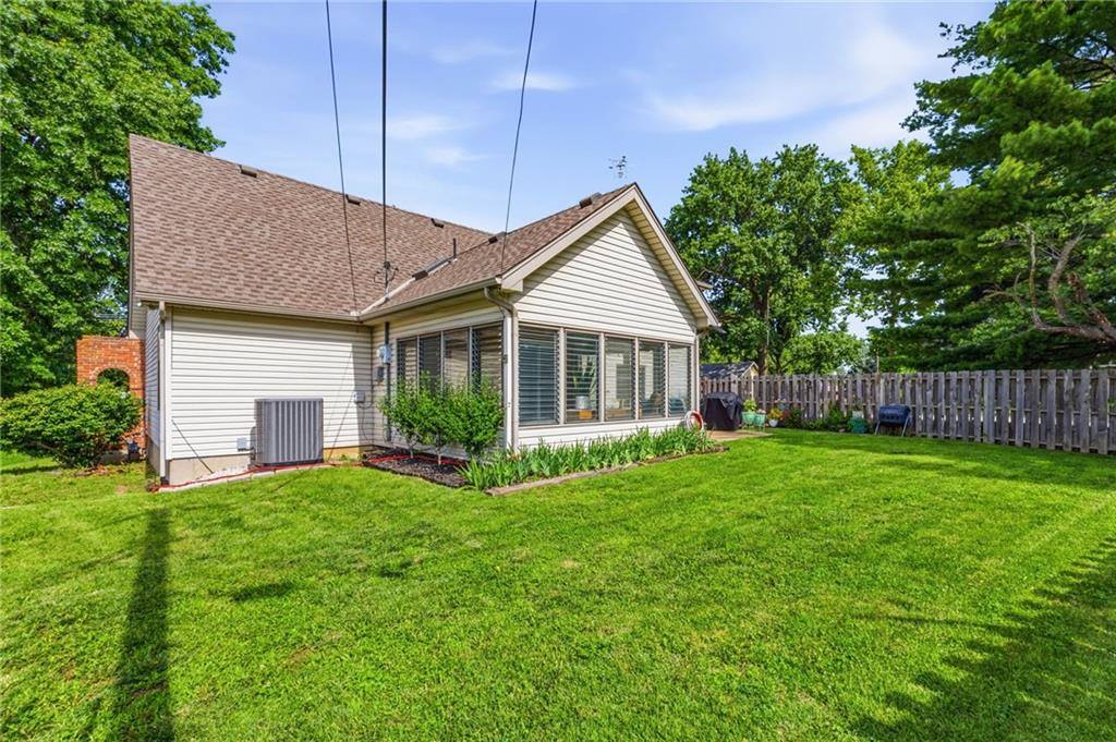 5233 NW Old Pike Road, Gladstone, MO 64118