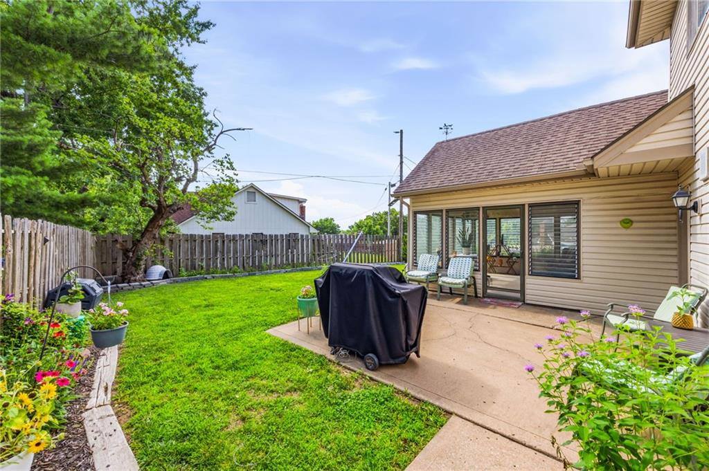 5233 NW Old Pike Road, Gladstone, MO 64118