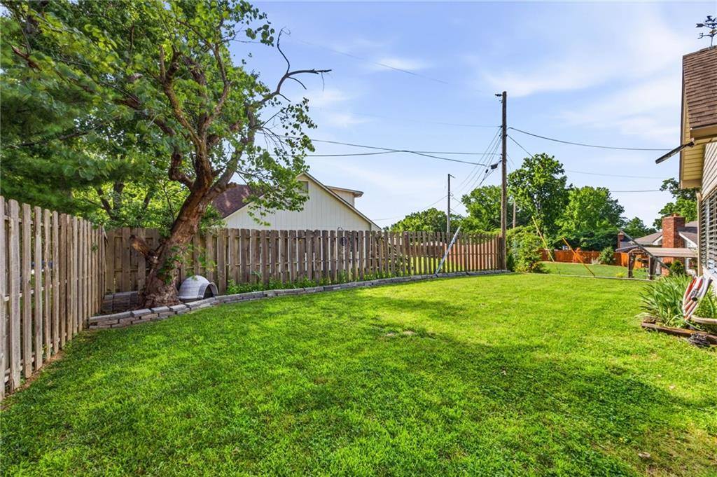 5233 NW Old Pike Road, Gladstone, MO 64118