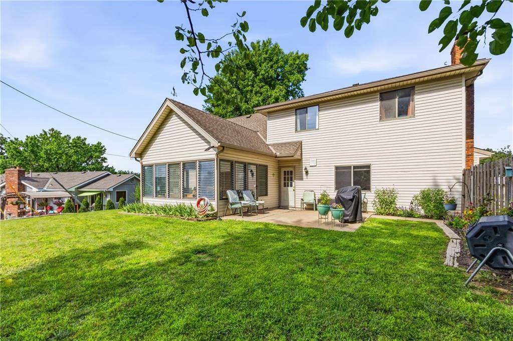 5233 NW Old Pike Road, Gladstone, MO 64118