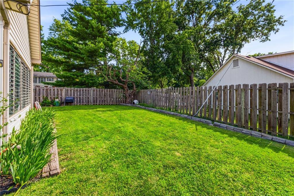 5233 NW Old Pike Road, Gladstone, MO 64118