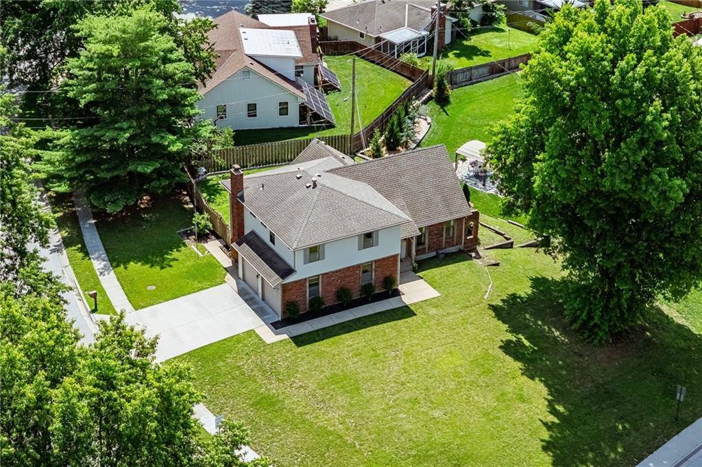 5233 NW Old Pike Road, Gladstone, MO 64118