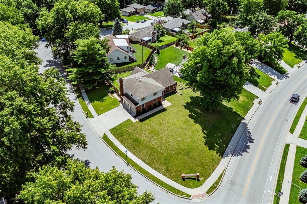 5233 NW Old Pike Road, Gladstone, MO 64118
