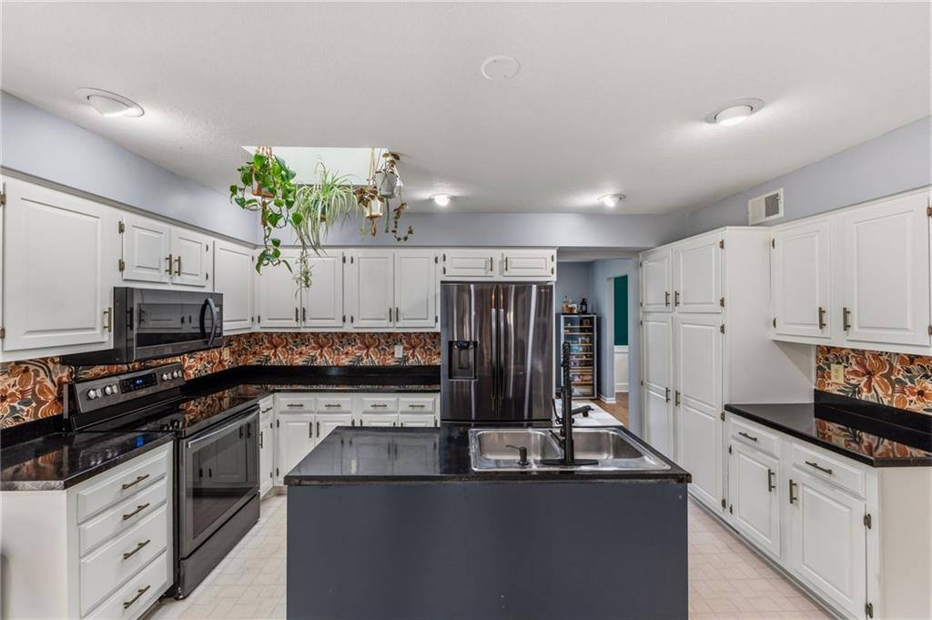 5233 NW Old Pike Road, Gladstone, MO 64118