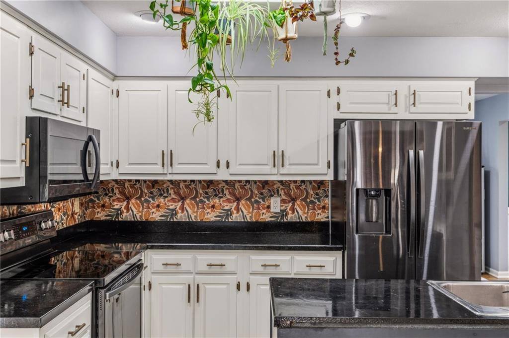 5233 NW Old Pike Road, Gladstone, MO 64118