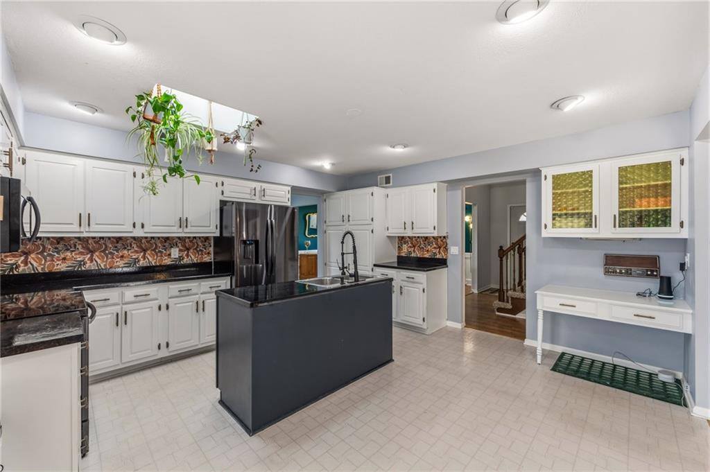 5233 NW Old Pike Road, Gladstone, MO 64118