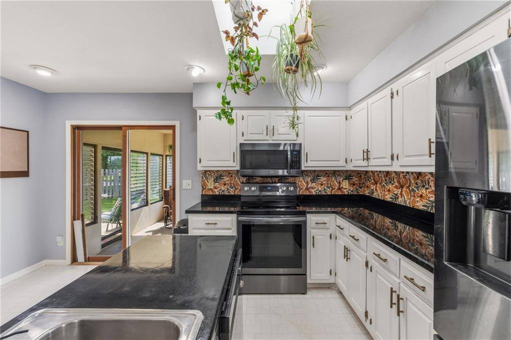 5233 NW Old Pike Road, Gladstone, MO 64118