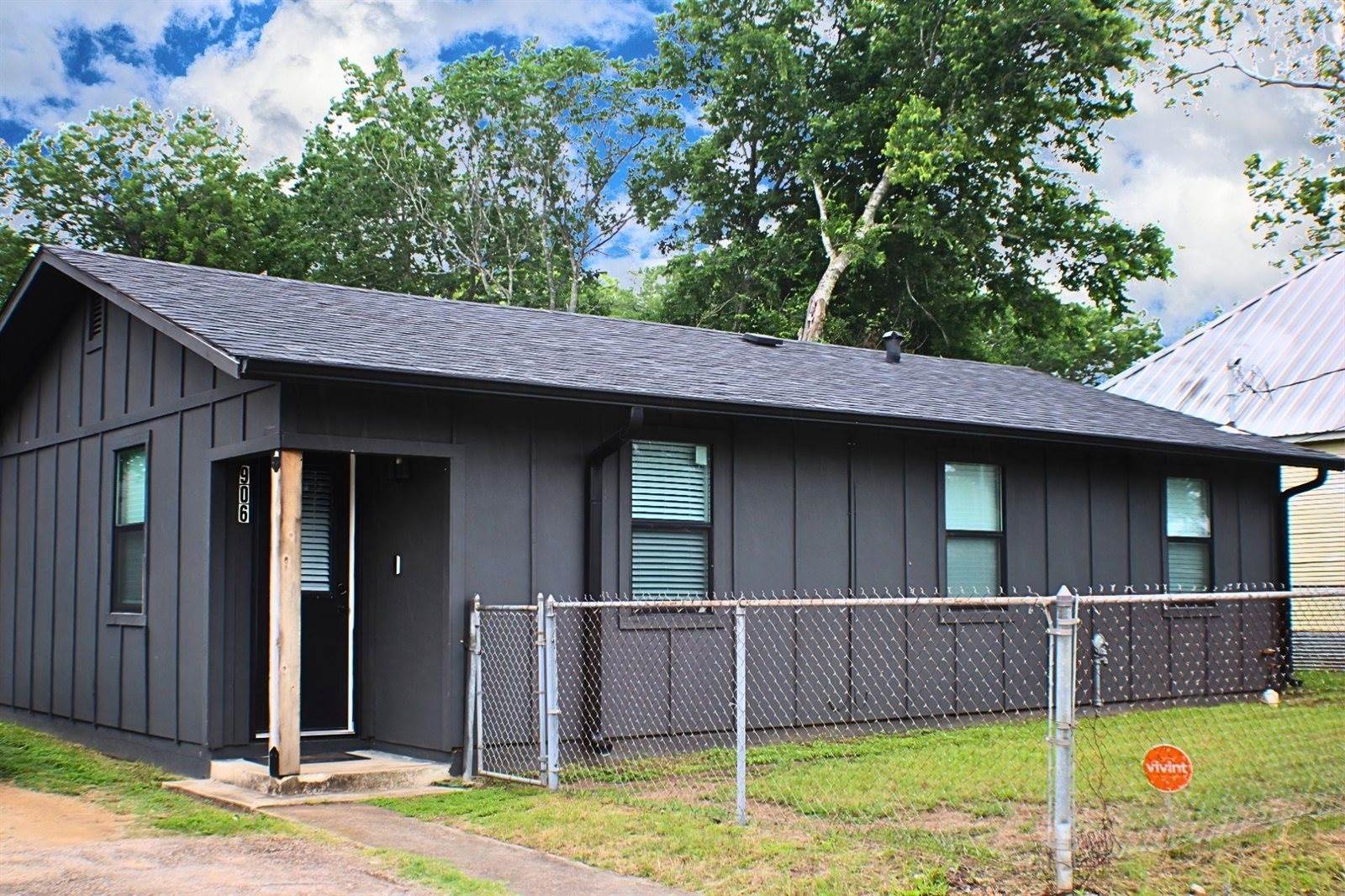 906 East Live Oak St, Lockhart, TX 78644