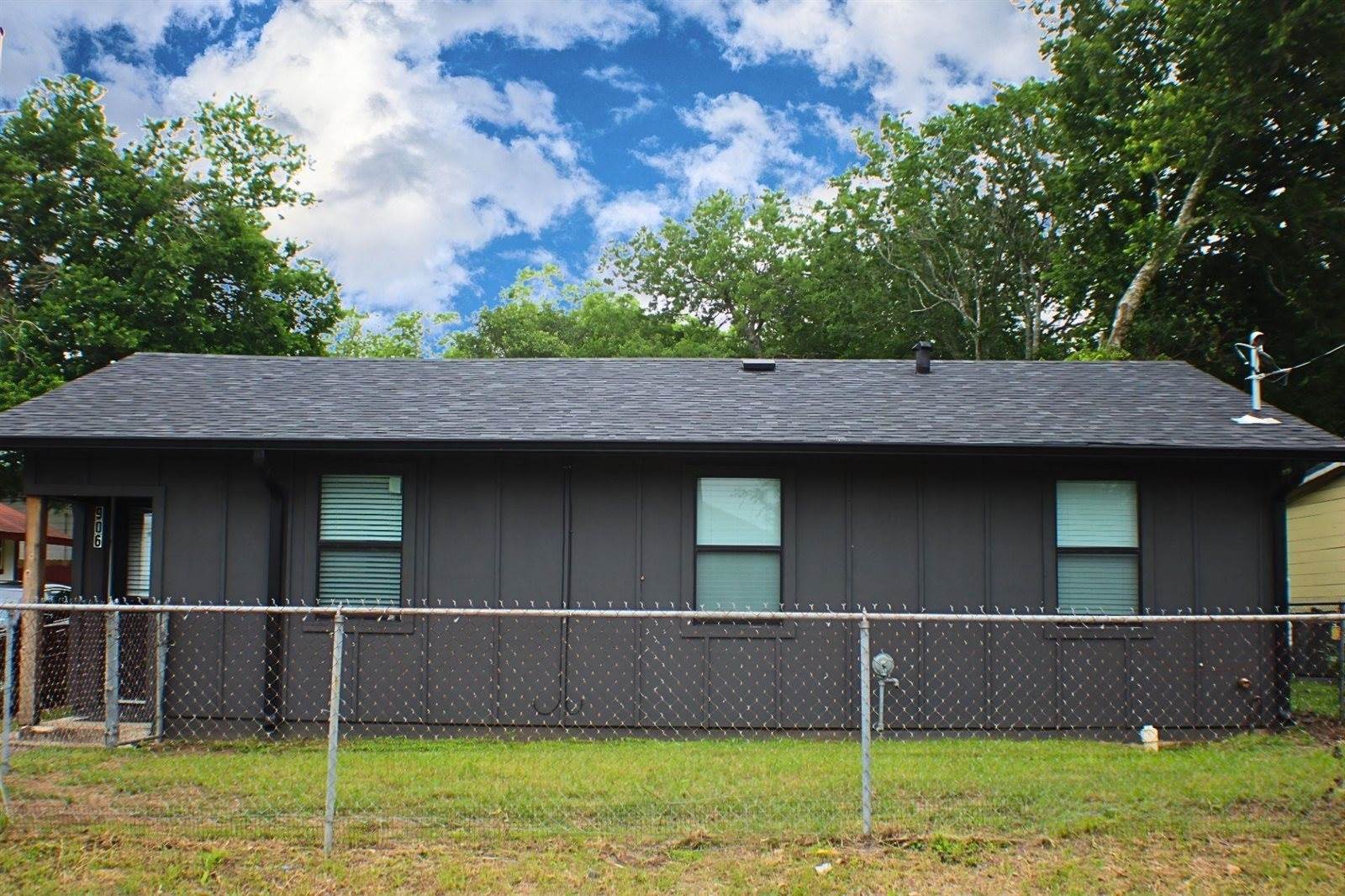 906 East Live Oak St, Lockhart, TX 78644