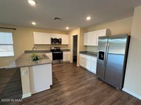 1698 Tenen Pass Drive, Benson, AZ 85602