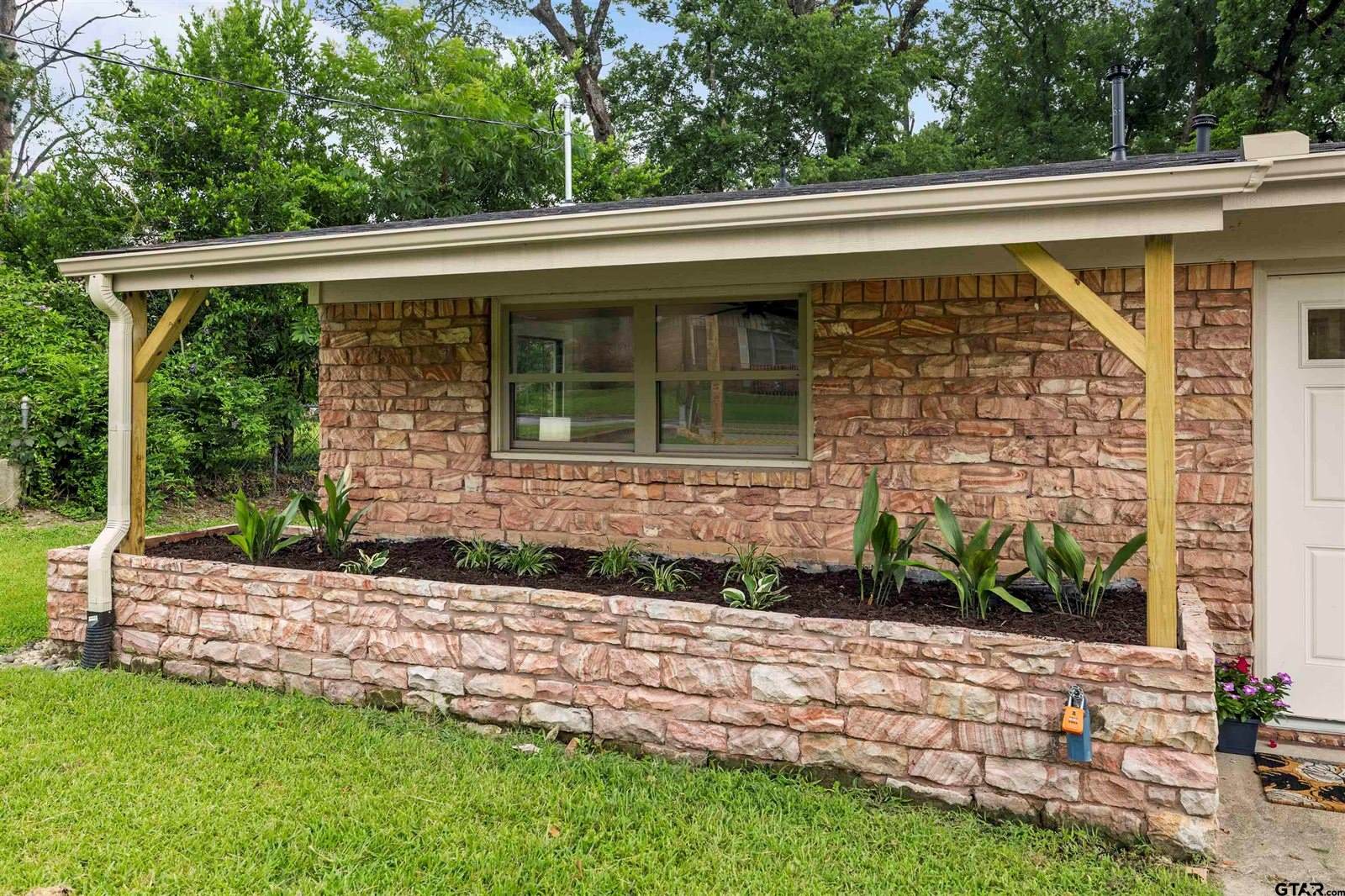 2913 Rollingwood Dr, Tyler, TX 75701