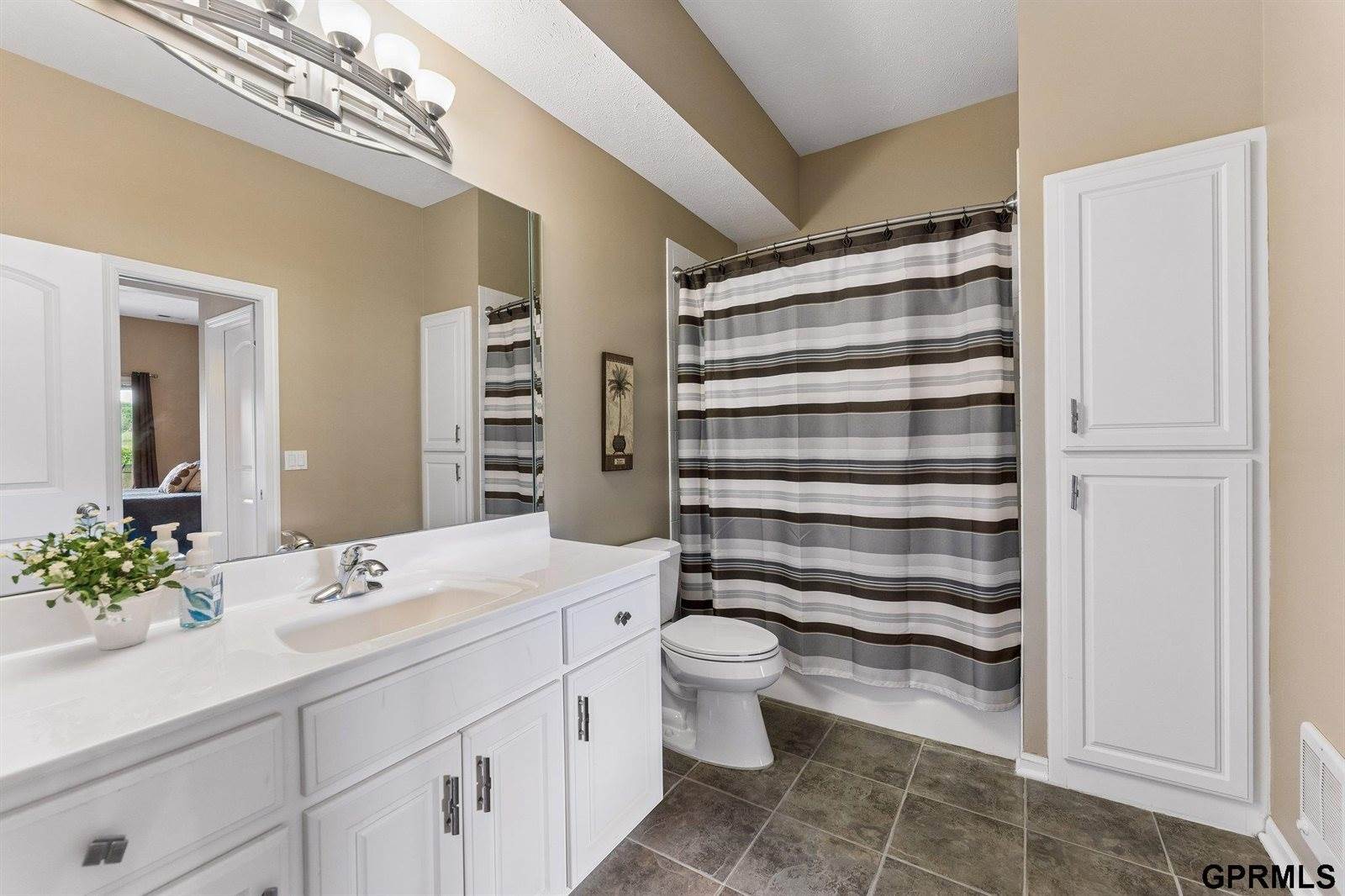 18540 Shadow Ridge Drive, Omaha, NE 68130