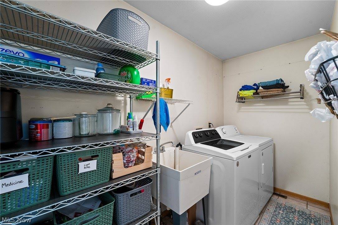 10460 Carrie Drive, New Middletown, OH 44442