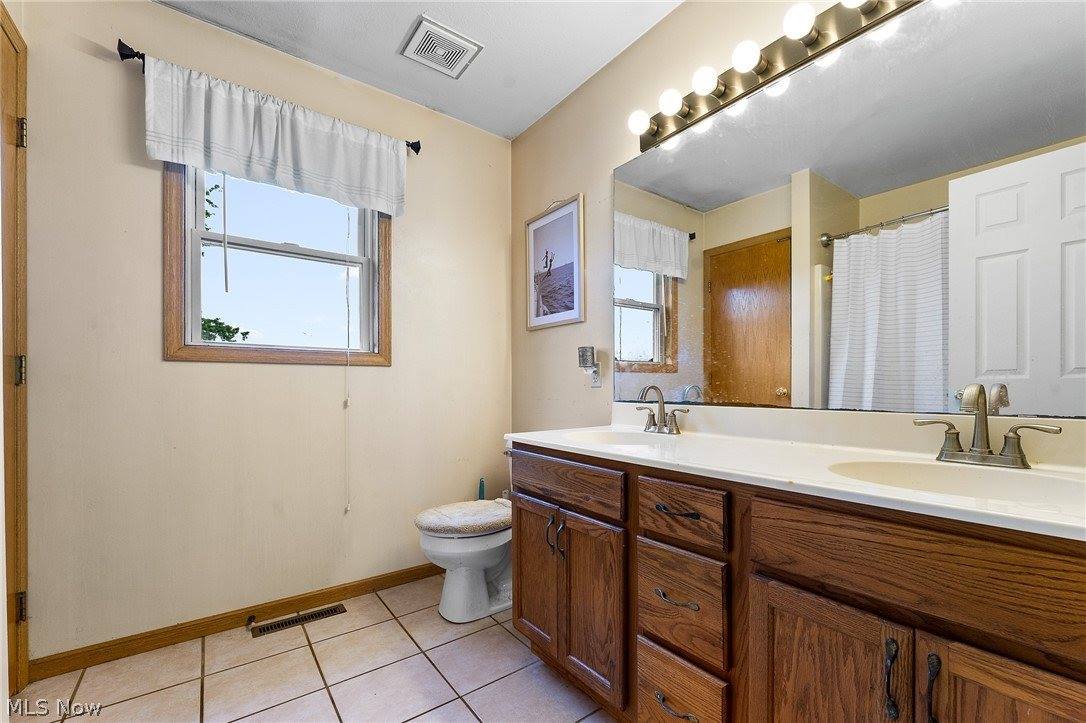 10460 Carrie Drive, New Middletown, OH 44442