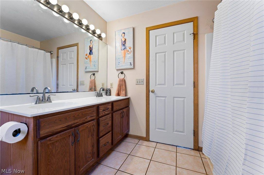 10460 Carrie Drive, New Middletown, OH 44442