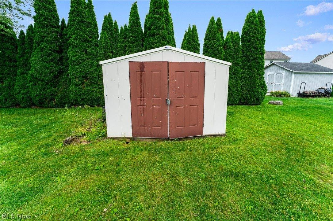 10460 Carrie Drive, New Middletown, OH 44442