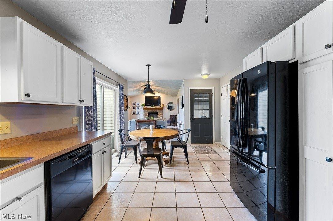 10460 Carrie Drive, New Middletown, OH 44442