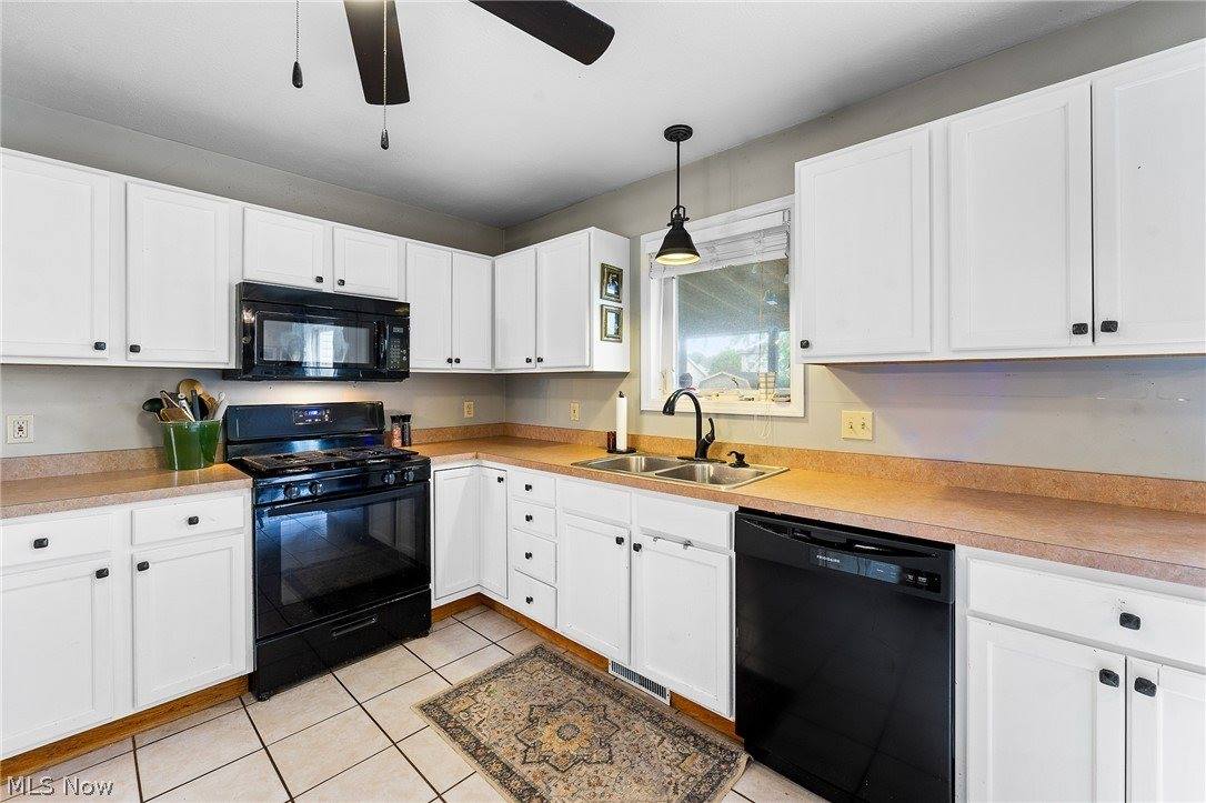 10460 Carrie Drive, New Middletown, OH 44442
