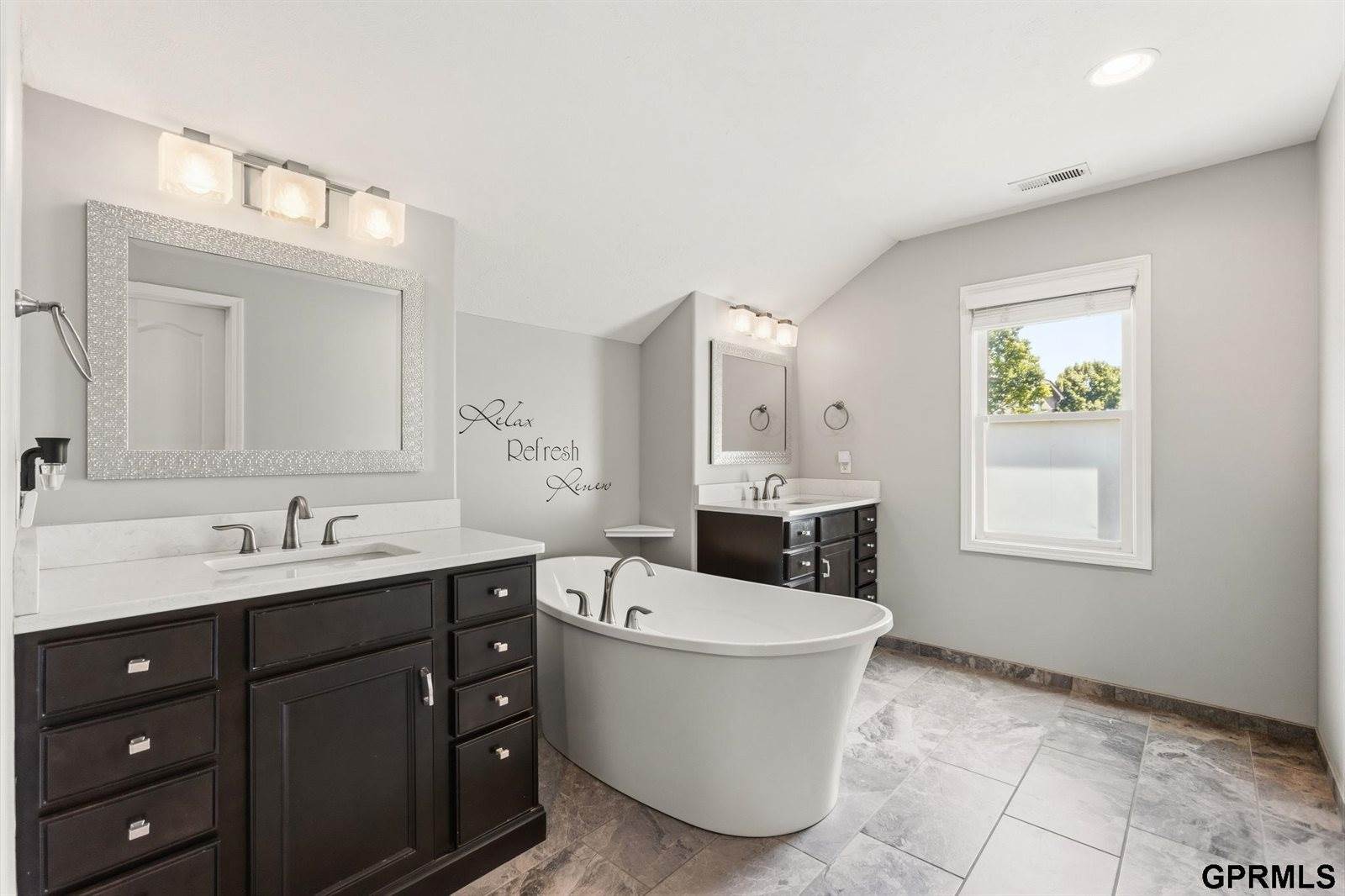 18025 Dewey Circle, Elkhorn, NE 68022