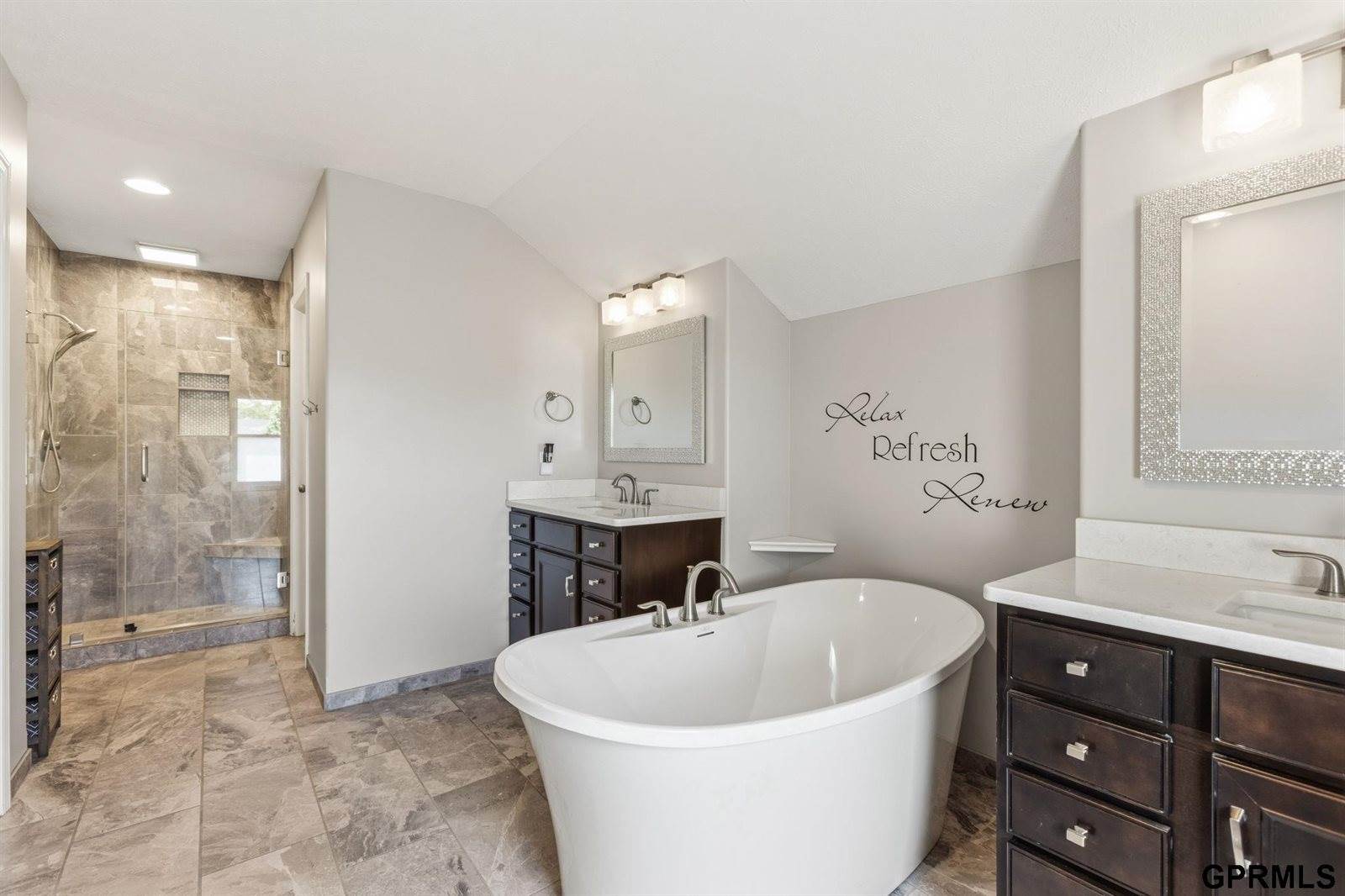 18025 Dewey Circle, Elkhorn, NE 68022