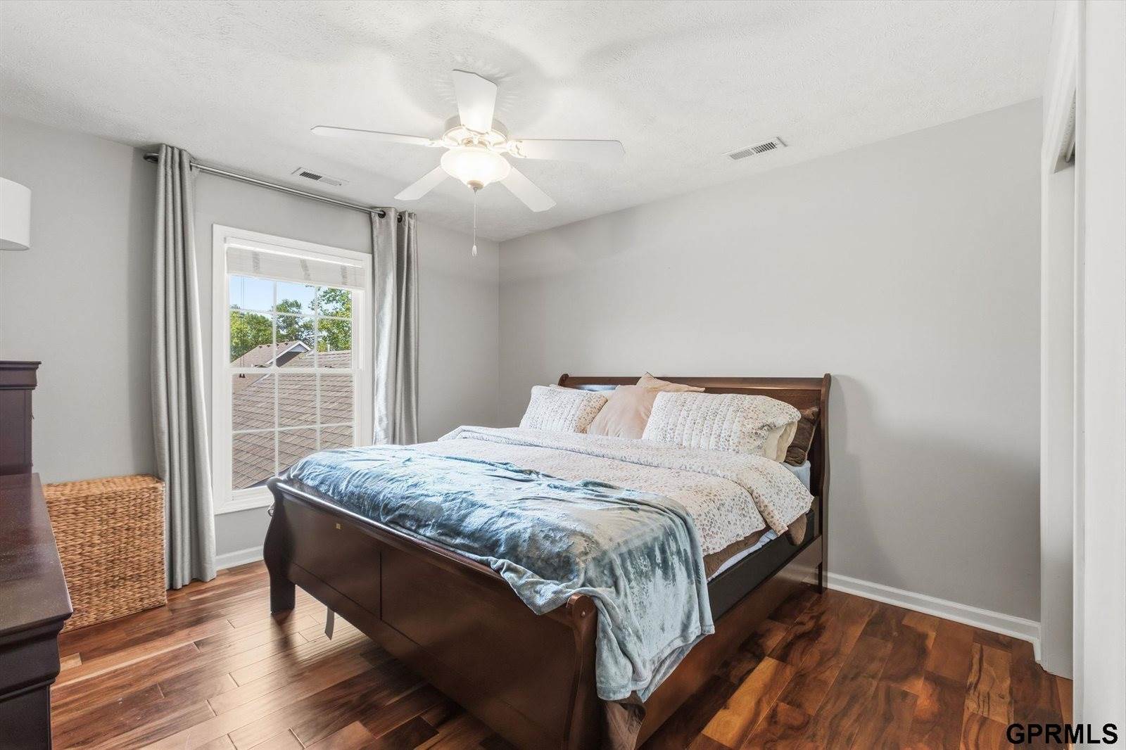 18025 Dewey Circle, Elkhorn, NE 68022