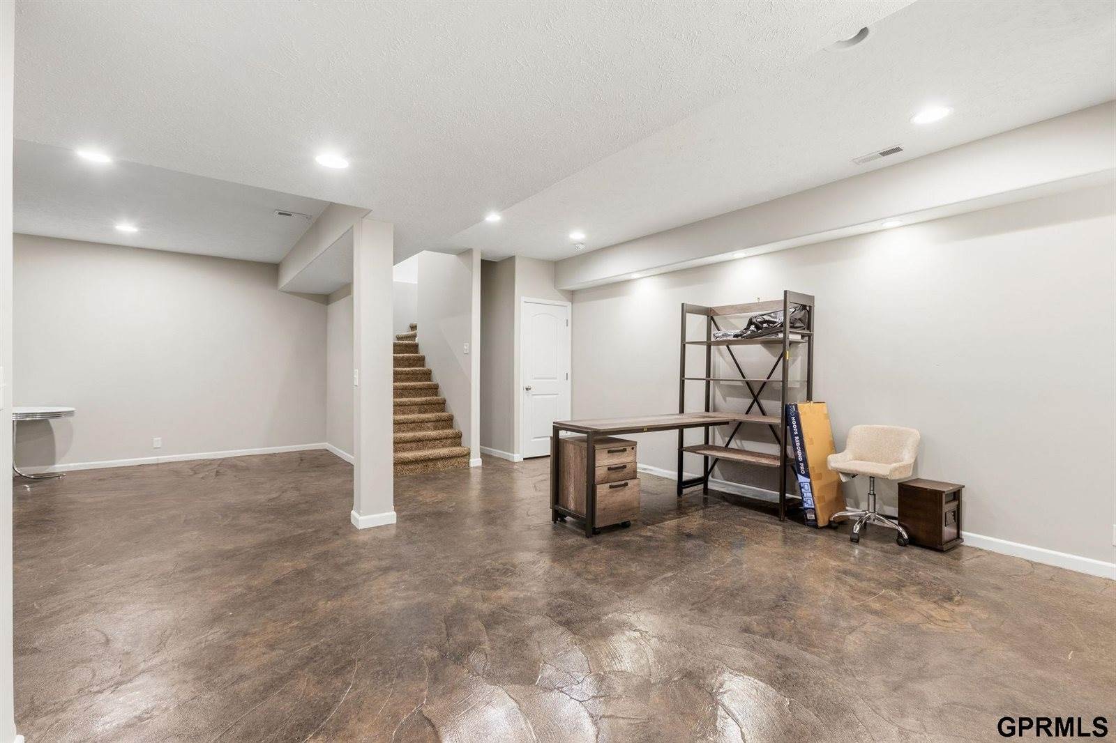 18025 Dewey Circle, Elkhorn, NE 68022