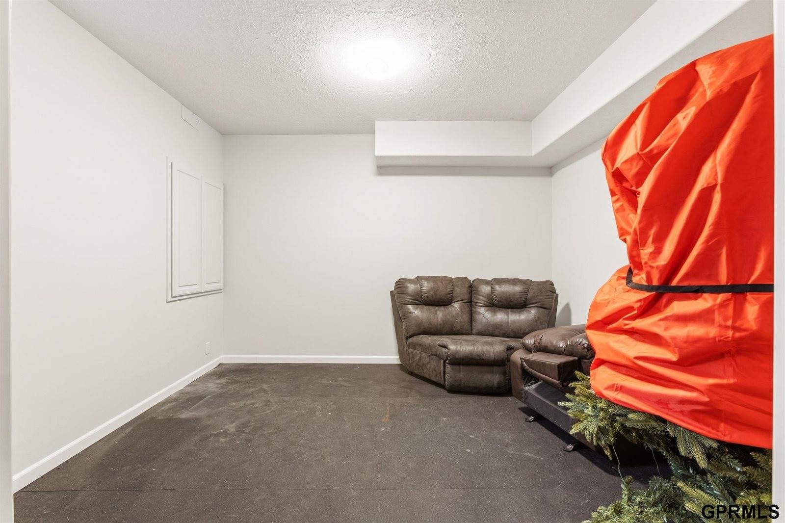 18025 Dewey Circle, Elkhorn, NE 68022