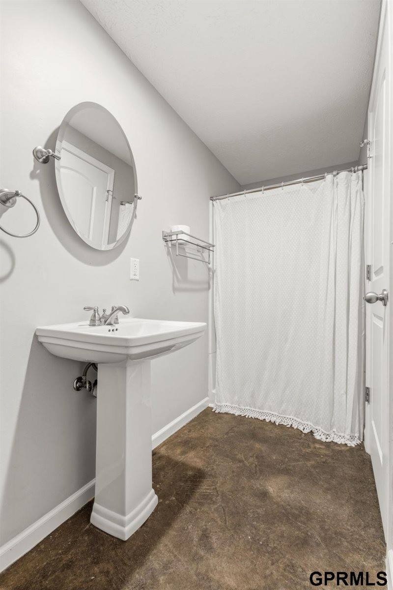 18025 Dewey Circle, Elkhorn, NE 68022