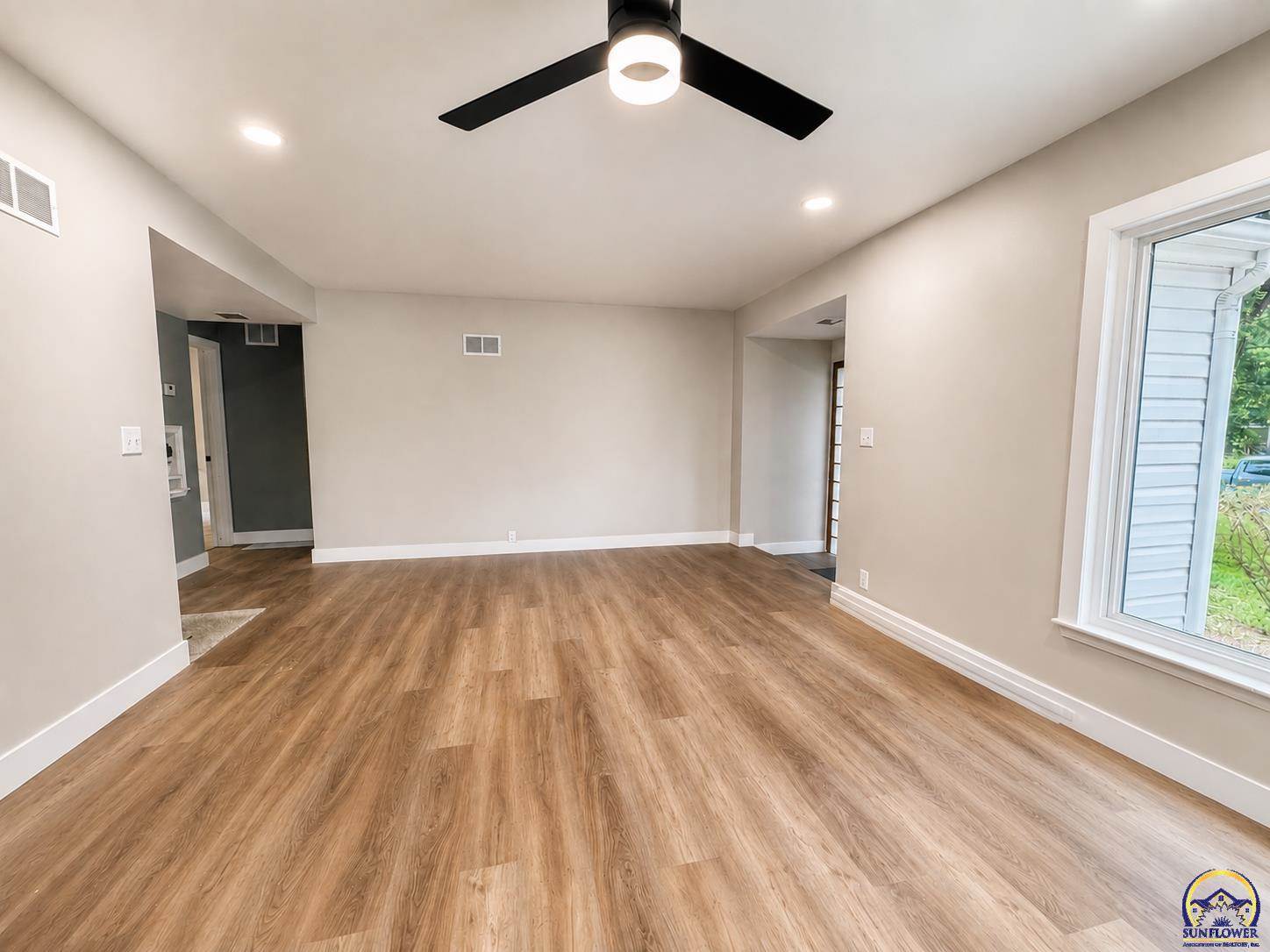 2226 SW Burnett RD, Topeka, KS 66614