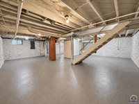 2226 SW Burnett RD, Topeka, KS 66614