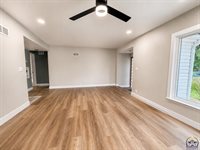2226 SW Burnett RD, Topeka, KS 66614