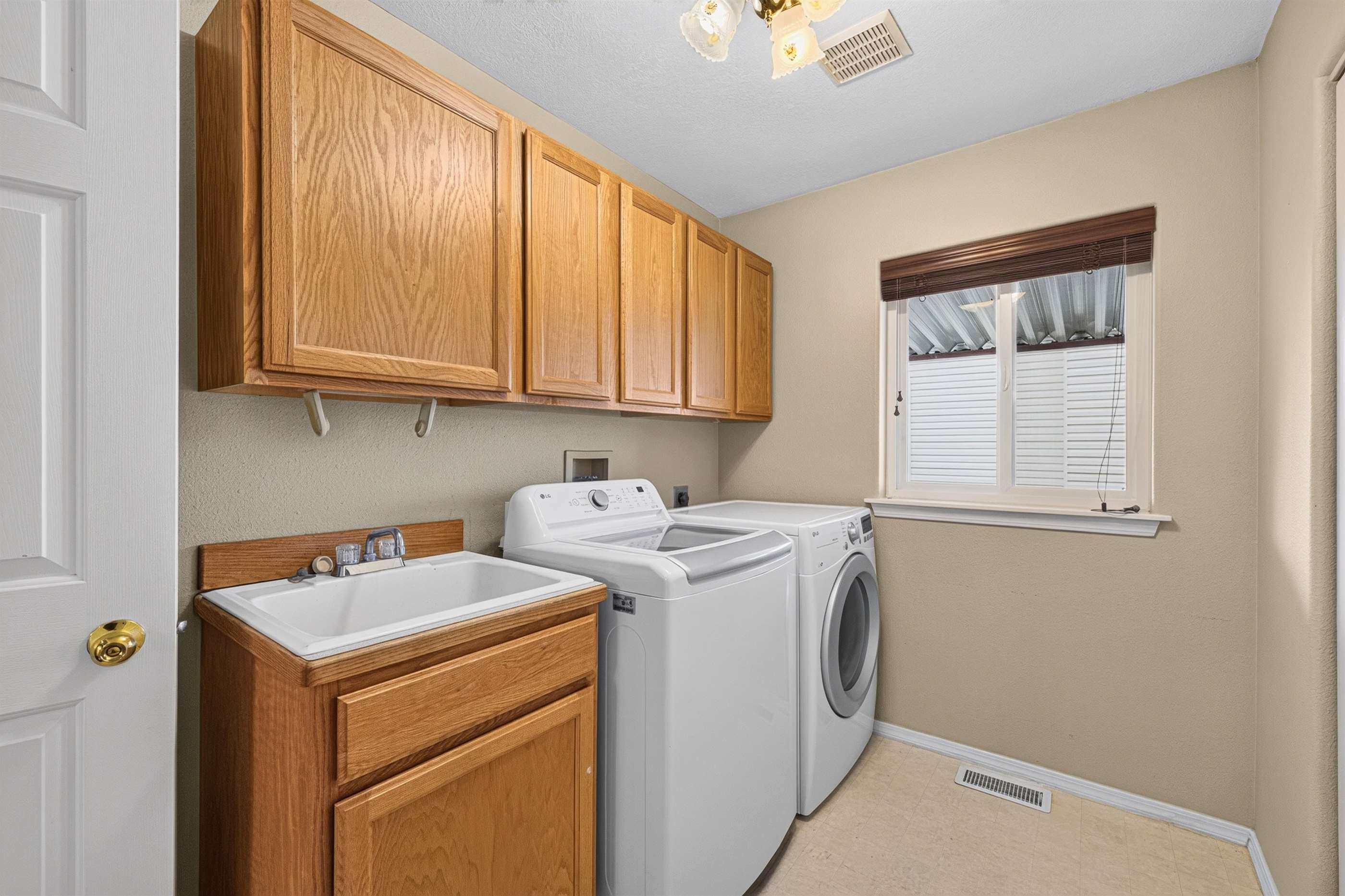 367 Poplar Dr, Elko, NV 89801