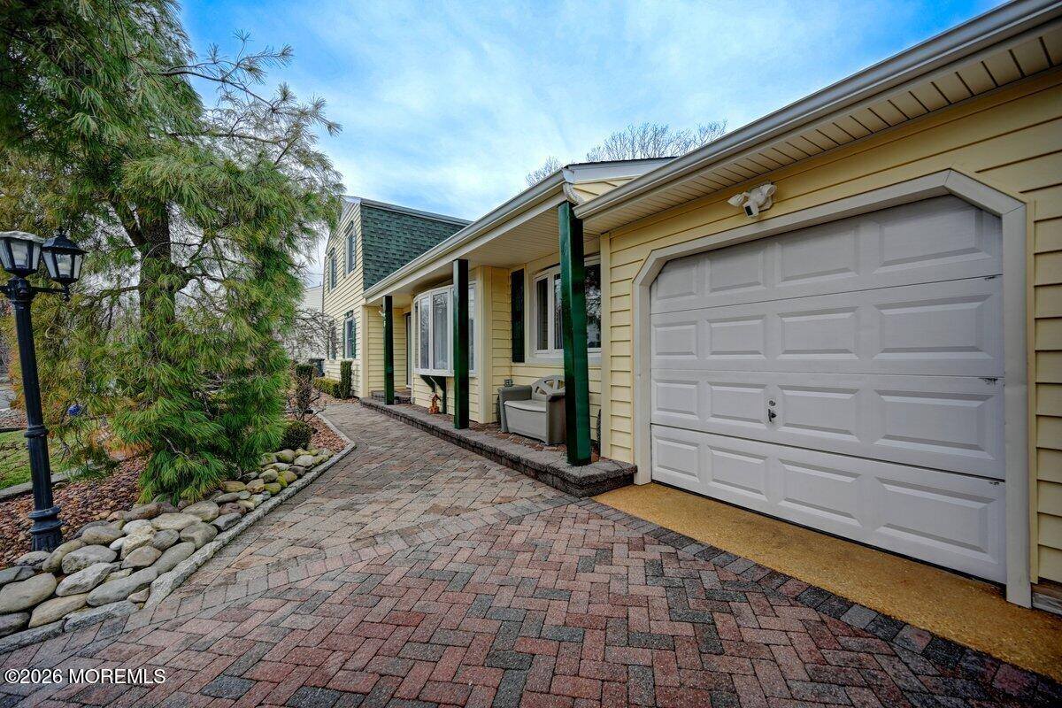 6 Meadowbrook Drive, Howell, NJ 07731