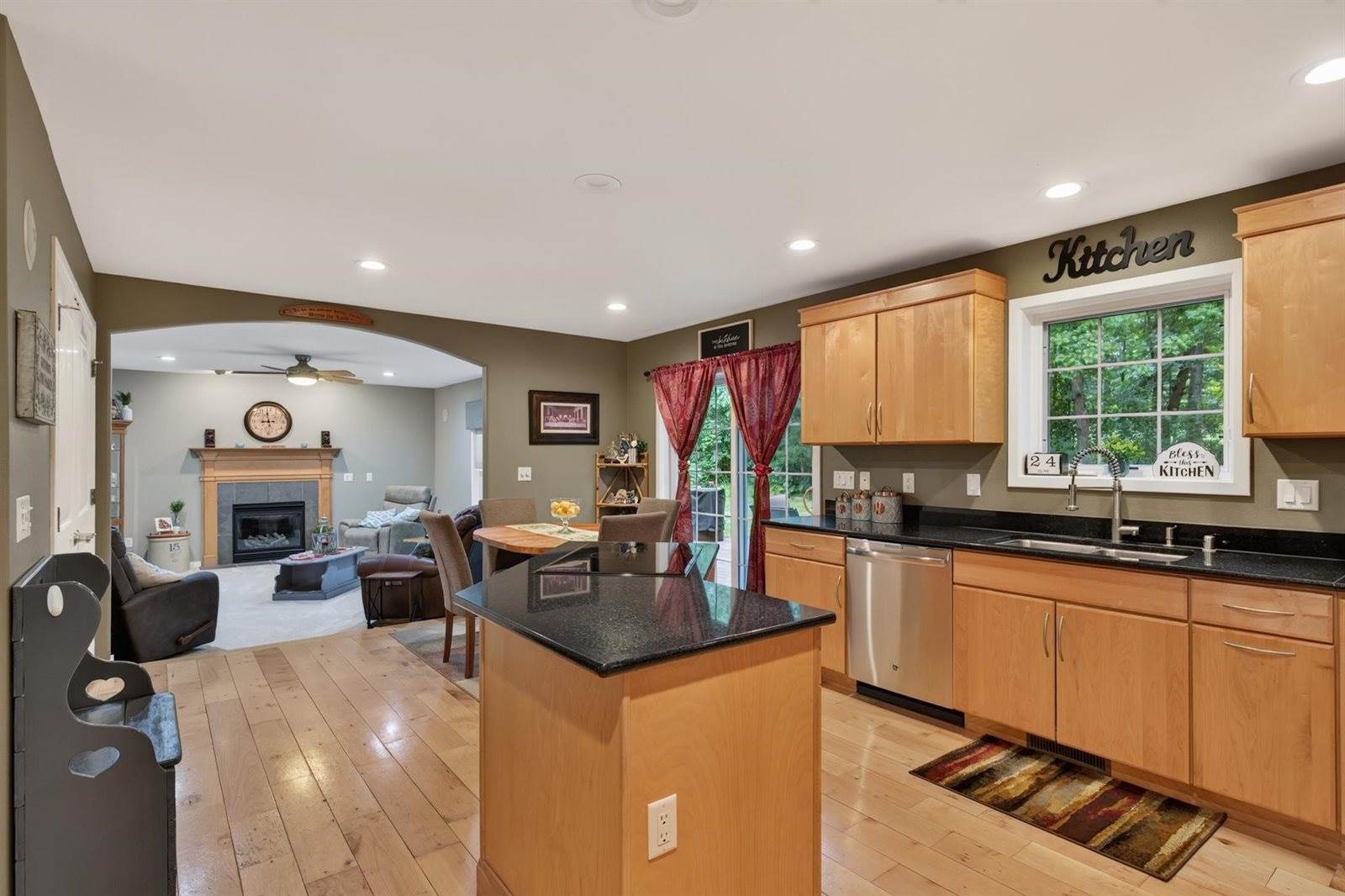 912 Cherokee Court, Waupaca, WI 54981