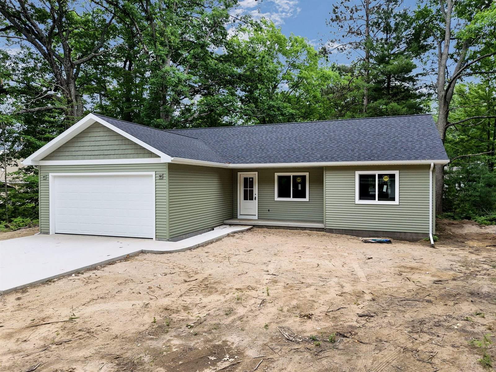 113 Mckee Street, Houghton Lake, MI 48629