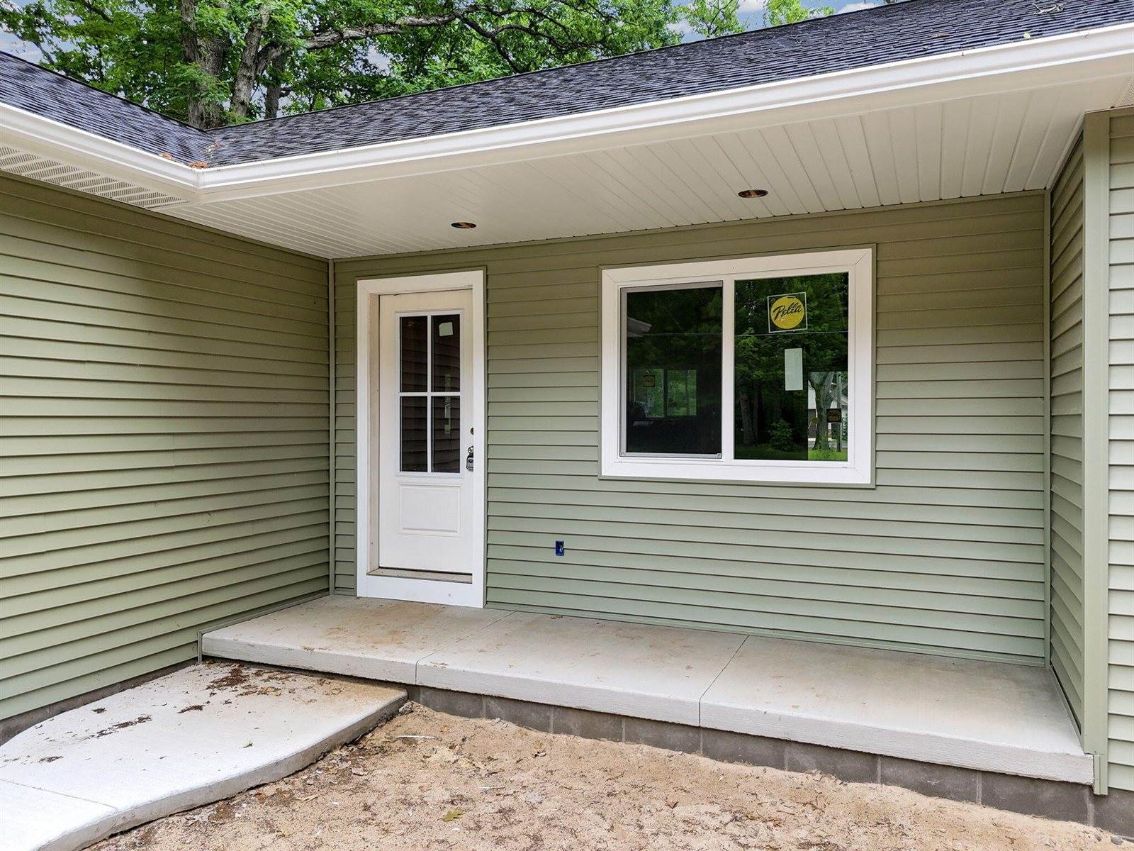 113 Mckee Street, Houghton Lake, MI 48629