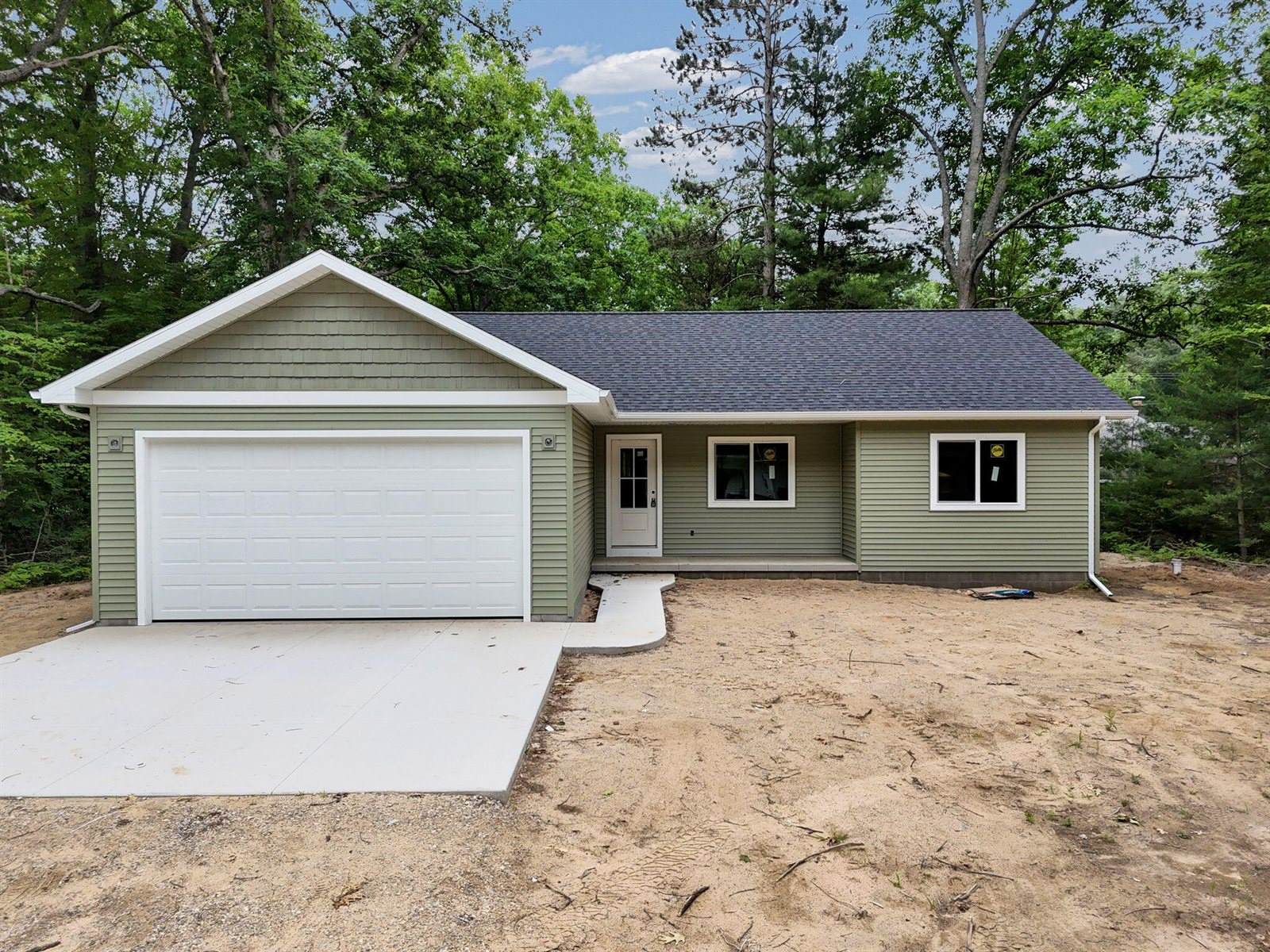 113 Mckee Street, Houghton Lake, MI 48629