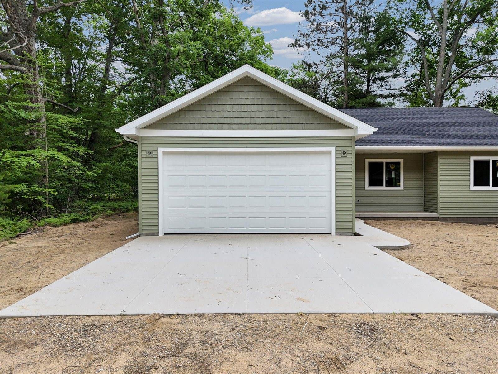 113 Mckee Street, Houghton Lake, MI 48629