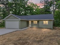 113 Mckee Street, Houghton Lake, MI 48629