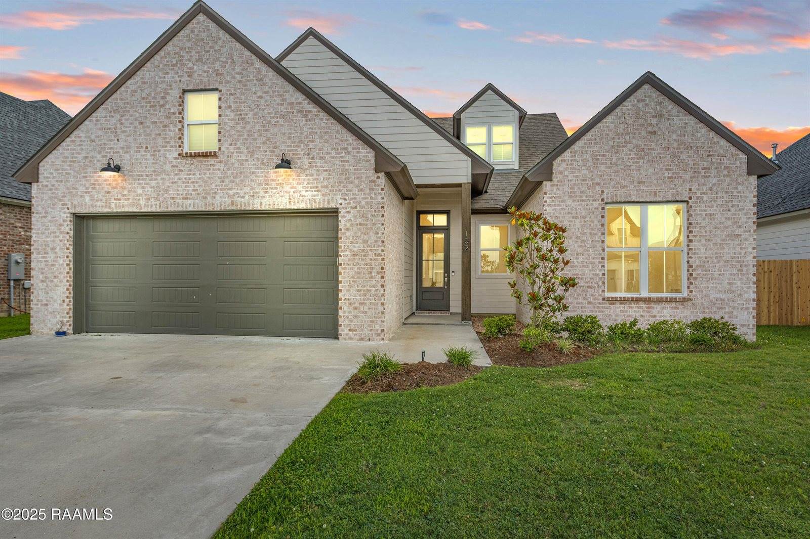 102 Queen Palm Circle, Youngsville, LA 70592