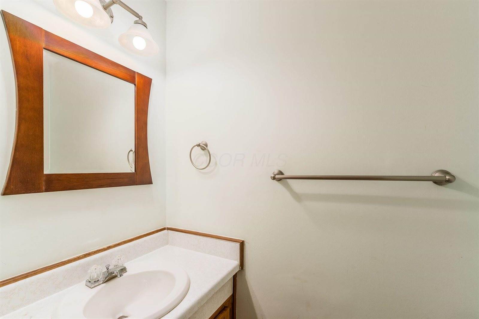 6205 Stornoway Drive South, Columbus, OH 43213